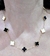 Imagen de Collar acero dorado trebol blanco negro