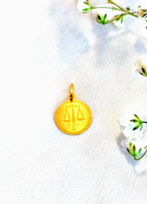 Medalla oro18kl balanza de justicia