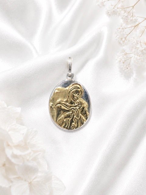 Medalla virgen desatanudos plata y oro18kl