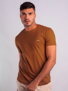 CAMISETA BÁSICA SAPÊ - MARROM