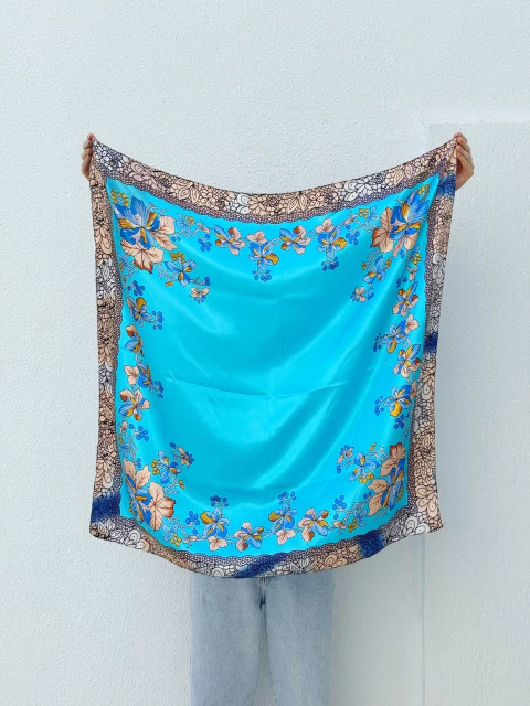 Lenço em Cetim Azul Floral - comprar online