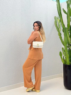 Conjunto Colete Calça Marrom Amara na internet