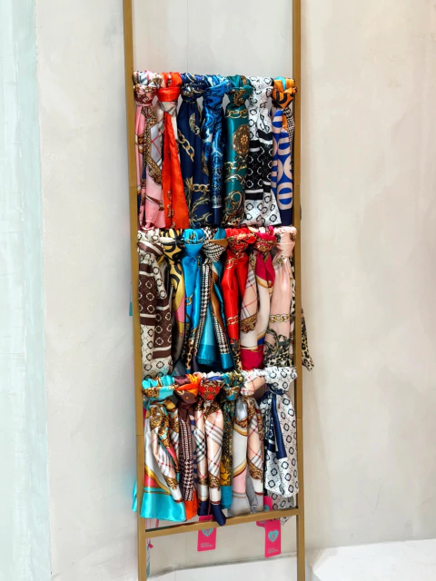 Lenço em Cetim Preto Flor - comprar online