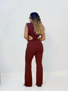 Macacão Recortes Marrom Mel na internet