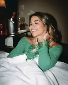 Cropped Canelado Pluma Branco na internet