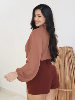 Blusa Plissada Marrom Isabela na internet