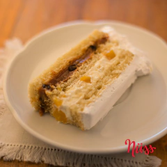 Torta de cumple con merengue en internet