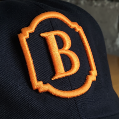 Boné Fechado Preto com Logo Laranja na internet