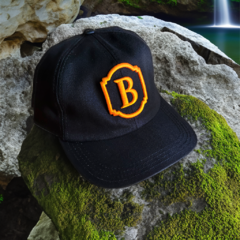 Boné Fechado Preto com Logo Laranja