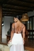 Vestido midi com decote geométrico e saia com transparente | Corina - comprar online