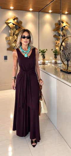 Vestido Meire Marrom longo em viscolycra premium, com decote U, alças largas, faixa transpassada na cintura e saia com caimento fluido. Veste 36 ao 42.