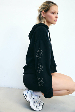 Hoodie Crop Flower Negro - tienda online