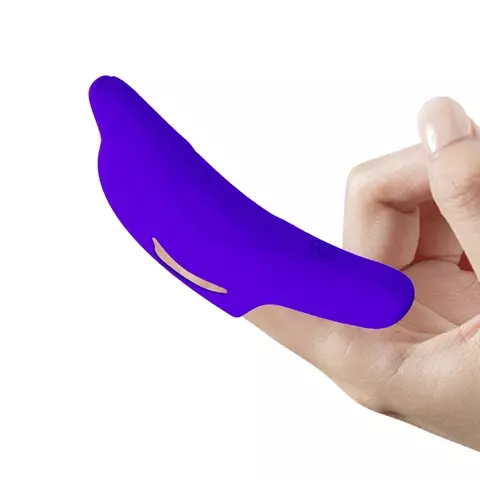 Vibrador de dedo Delphini da marca Pretty Love, na cor roxa, posicionado em um dedo.
