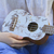 Ukelele Soprano Flores Blancas + Funda + Púa - Jake Música y Diseño