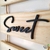 Woodecora - Placa Tripla Decorativa de madeira Pinus para Porta e Parede, com frase em Mdf Home Sweet Home