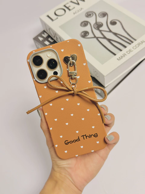 Funda ecocuero estampado moño con dije iPhone 16 Pro Max en internet