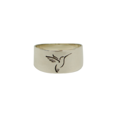Anillo colibri en bajo relieve