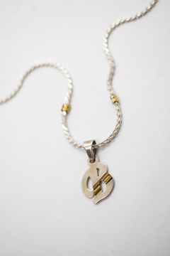 Dije con letra en plata y oro duble