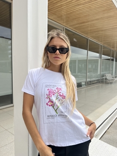 Remera Flores rosas / 163 - comprar online