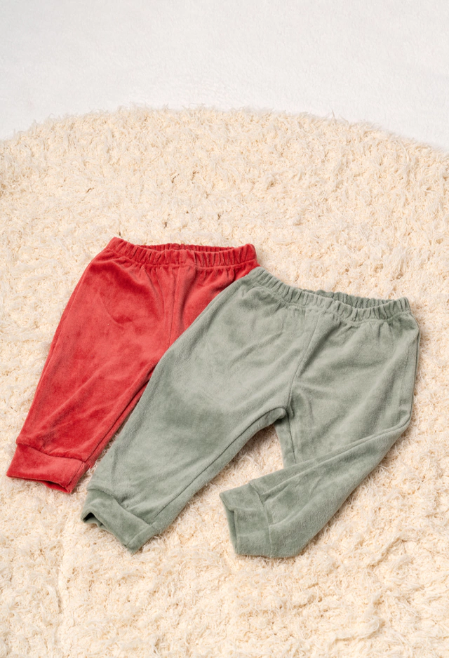 Pantalón plush con bolsillo con puño