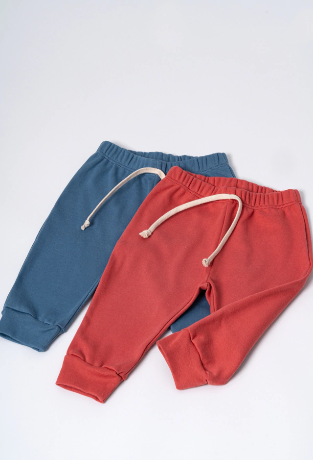 Pantalón con puño y cordón
