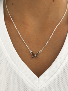 Collar con mariposa