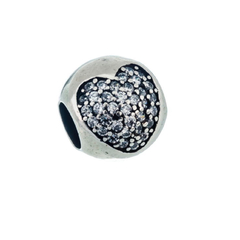 Charm dona con corazon