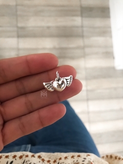 Dije inflado corazón con alas