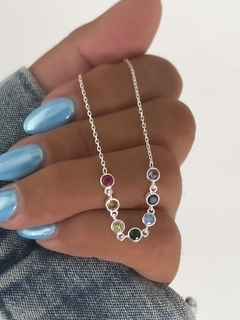 collar con piedras multicolores