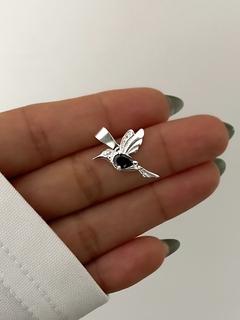 dije colibri con piedra negra
