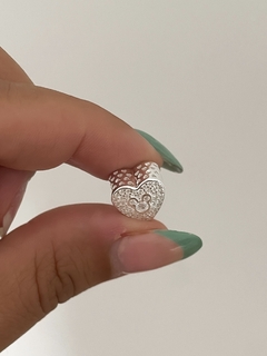 Charm mickey con piedras y corazones calados