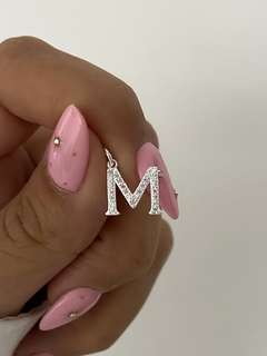 Dije inicial mediana con piedras cúbics en internet
