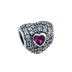 charm en forma de corazón con piedra fucsia