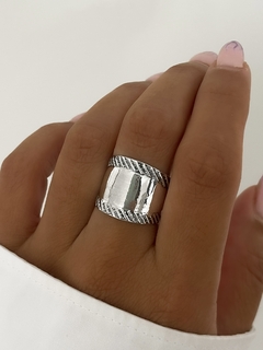 Anillo ancho con rayitas