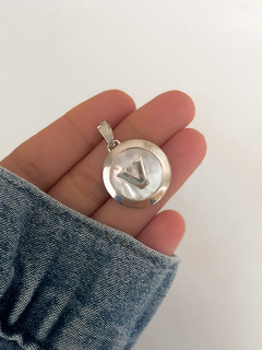 Dije medalla de nácar con inicial - comprar online
