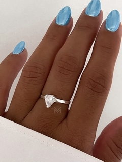 Anillo gota con piedra