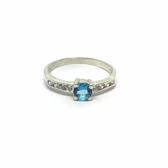 Anillo cintillo con piedra celeste