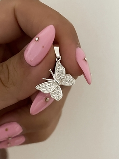 Dije mariposa en plata lisa