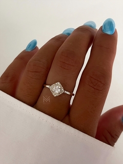 Anillo rombo con piedra