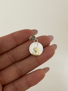 Dije nácar con Virgen niña en oro - comprar online