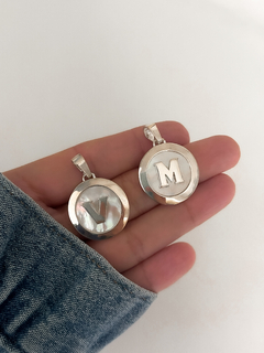 Dije medalla de nácar con inicial en internet