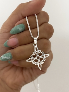 Collar nudo de brujas