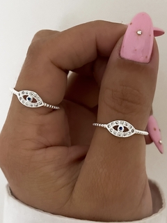 Anillo ojito con piedras cubics.