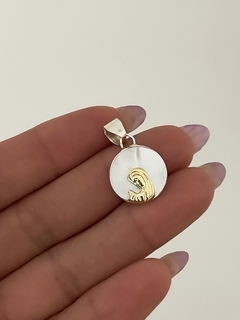 Dije nácar con Virgen niña en oro