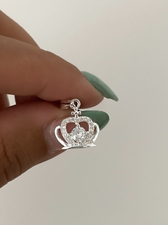 Dije corona con piedras