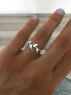 Anillo hojitas con piedras en internet