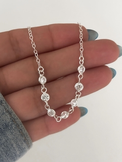 collar con piedras blancas