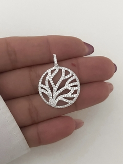 Dije arbol con piedras