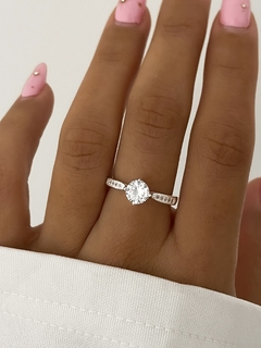 Anillo cintillo con piedra mediana