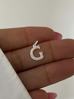 Dije inicial mediana con piedras cúbics - tienda online